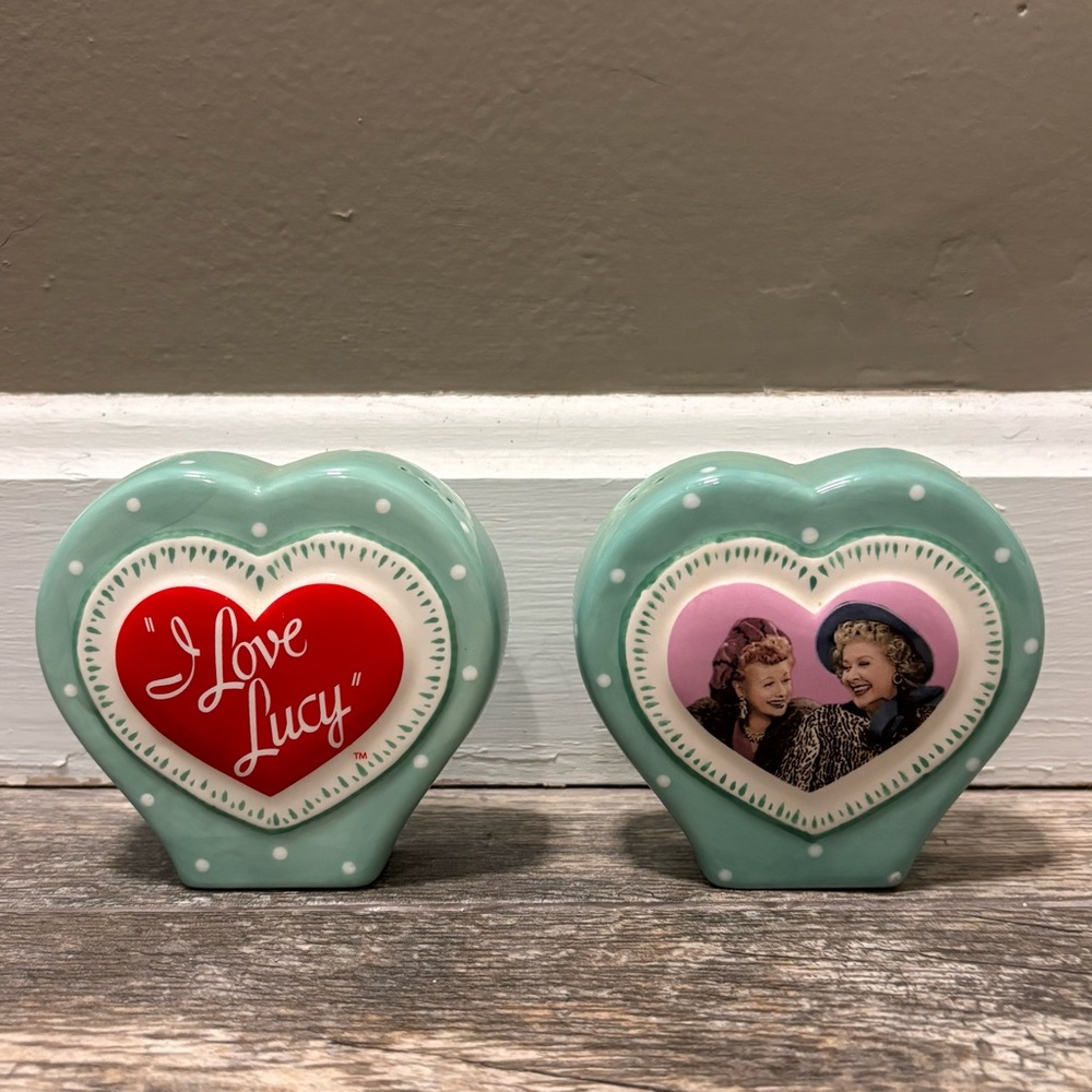 VTG I Love Lucy Salt and Pepper Shakers “Best Friends” 2004 Ceramic Heart Shaped